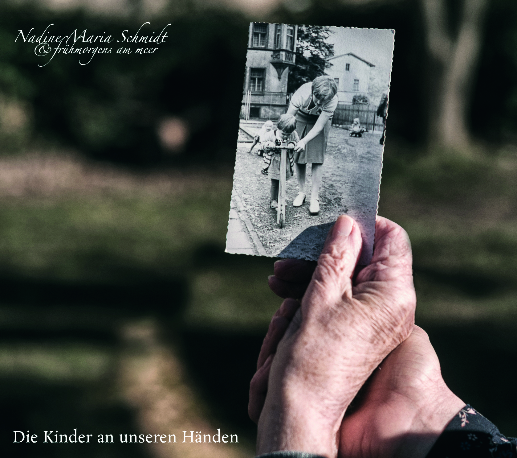 Read more about the article NADINE MARIA SCHMIDT & FRÜHMORGENS AM MEER – Die Kinder an unseren Händen