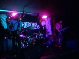 Read more about the article HEROES & ZEROS, CHEATMODEL REPUBLIC, OFFICIAL SECRETS ACT – Konzerthopping deluxe